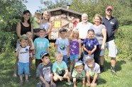 Waldkindergartenkinder mit Erzieherinnen und Fachpersonal der Öko-Akademie