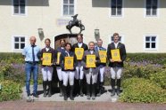Prüflinge mit Zeugnis zum Pferdewirt