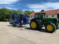Schlepper mit Feingrubber mit Zwischenfruchtsaateinrichtung