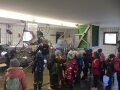 Fachlehrerin Veronika Wiesheu mit Kindern in der Kringeller Obstpresse