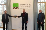 2022-02-Grub-Begrüßung am Staatsgut Grub Überreichung