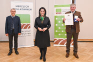 Das Bild zeigt Staatsministerin Michaela Kaniber mit Dr. Hermann Lindermayer (r.) und Anton Dippold.
