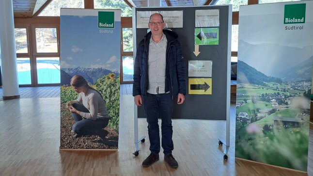 Der Kuhsignalebotschafter Wolfgang Müller posiert vor einigen Rollups