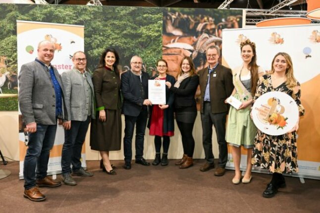 Katharina Fraunhofer, Pia Auberger und Helmut Ramesberger  von der Ökomodellregion (ÖMR) Ilzer Land, ÖMR Passauer Oberland und von den Bayerischen Staatsgütern, hier Staatsgut Kringell, Gewinnter in der Kategorie Gemeinschaftsveranstaltung mit dem "Ersten Kringeller Herbst- und Bauernmarkt". Dort konnten die Besucherinnen und Besucher bei regionalen Bio-Direktvermarktern und Kunsthandwerkern einkaufen und sich über deren Angebot informieren. V.L.: Max Rosenberger (2. Bürgermeister Gemeinde Hutthurm), Christian Rürst (Bürgermeister Gemeinde Tiefenbach), Landwirtschaftsministerin Michaela Kaniber, Helmut Ramesberger (Baysg - Leiter Staatsgut Kringell), Pia Auberger (ÖMR Passauer Oberland), Katharina Fraunhofer (ÖMR Ilzer Land), Hubert Heigl (1. Vorsitzender LVÖ Bayern), Biokönigin Raphaela I., Maria Lena Hohenester (Geschäftsführerin LVÖ Bayern). 