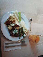 Steak mit Spargel, Kräuterbutter und Rosmarinkartoffeln