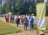 Eine Gruppe Menschen auf einem Feld.
