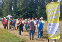 Eine Gruppe Menschen auf einem Feld.