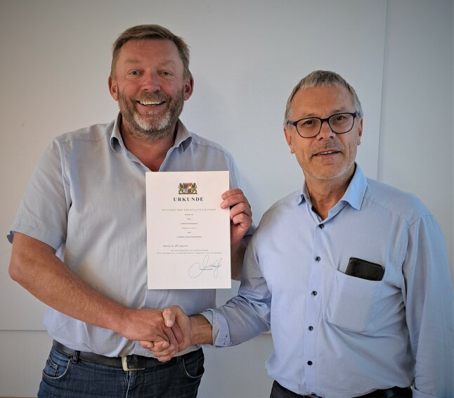 Herr Dippold gratuliert Herrn Hammerl