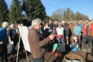 2023-03-18-Karolinenfeld-Pfluegler erklärt Wasserregelung.jpg