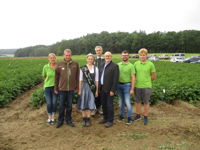 Gruppenbild - v.l. C. Beck, R. Beck, Kartoffelkönigin Anna I, Dr. E. Sticksel...