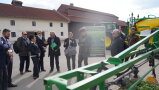 Eine Menschenmenge steht vor einer Traktor