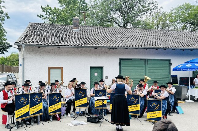 eine Musikapelle bei einer Veranstaltung zum Ulrichsfest