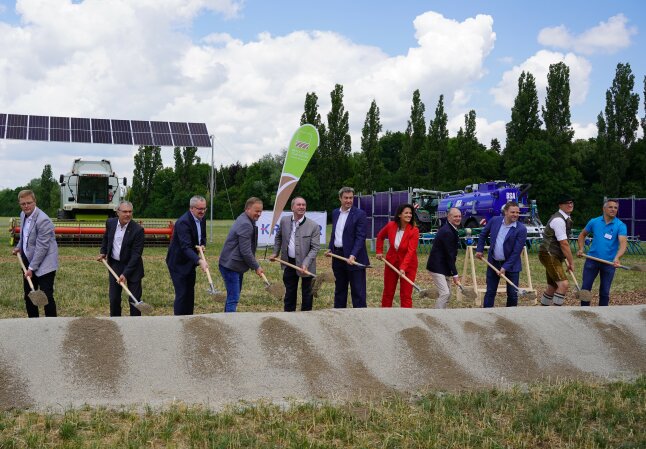 (v.li.n. re.): Martin Pröbstl (ENACO), Anton Dippold (GF BaySG), Thomas Stark (1. Bgm. Gemeinde Poing), Robert Niedergesäß (Landrat Lkr. Ebersberg), Wirtschaftsminister Hubert Aiwanger , Ministerpräsident Dr. Markus Söder, Landwirtschaftsministerin Michaela Kaniber, Dr. Egon Leo Westphal (Vorstand Bayernwerk AG), Felix Steber (GF Ökohaus), Alois Huber (Projektleiter Krinner carport), Heiko Hildebrandt (GF/Vorstand Next2Sun)