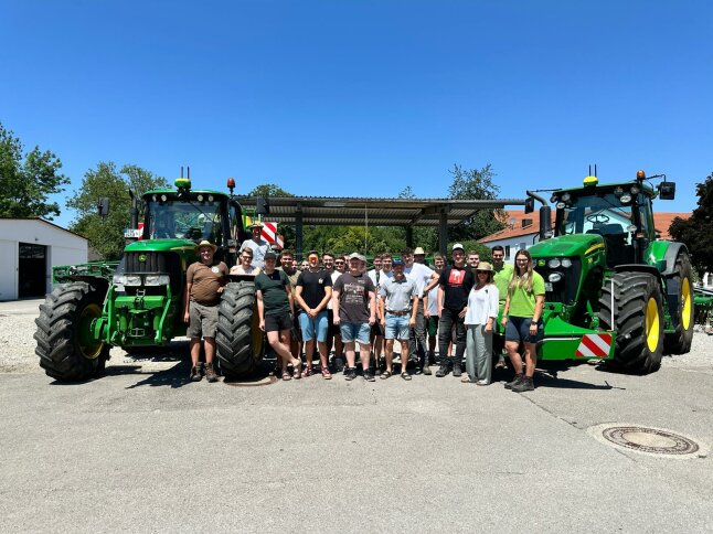Schüler des Sommersemesters der Landwirtschaftsschule-Gruppenbild zwischen 2 Traktoren