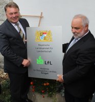 Staatsminister Brunner übergibt Öko-Akademie-Schild an den Akademieleiter J. Blöchinger.