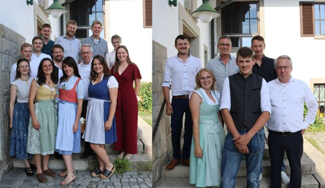 Abschlussschüler vor Eingang