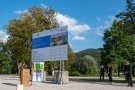 Ministerin Michaela Kaniber vor der Tafel des neuen Lehrstalls