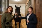 Michaela Kaniber und Landstallmeisterin Cornelia Back mit Elitehengst Rupertiwinkel