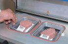 Für die Ermittlung des Tropfsaftverlusts werden 2 Fleischproben in Testschälchen vakuumiert