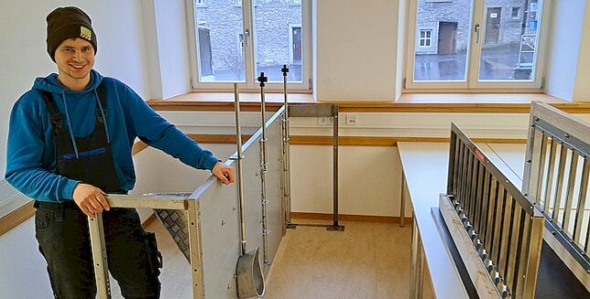 Azubi baut kleine Lehrschau auf